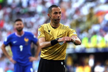 Dortmund, Almanya 25.06.2024: UEFA EURO 2024 Maçı sırasında hakem Guidi, Fransa ile Polonya arasındaki D aşaması futbol maçı BVB Stadion Dortmund.