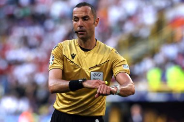 Dortmund, Almanya 25.06.2024: UEFA EURO 2024 Maçı sırasında hakem Guidi, Fransa ile Polonya arasındaki D aşaması futbol maçı BVB Stadion Dortmund.
