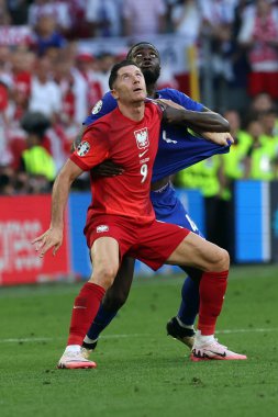 Dortmund, Almanya 25.06.2024: Polonyalı Robert Lewandowski, UEFA EURO 2024 Maçı sırasında Fransız Ferland Mendy, BVB Stadion Dortmund 'da Fransa ile Polonya arasında oynanan D aşaması futbol maçı.