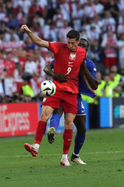 Dortmund, Almanya 25.06.2024: Polonyalı Robert Lewandowski, UEFA EURO 2024 Maçı sırasında Fransız Ferland Mendy, BVB Stadion Dortmund 'da Fransa ile Polonya arasında oynanan D aşaması futbol maçı.