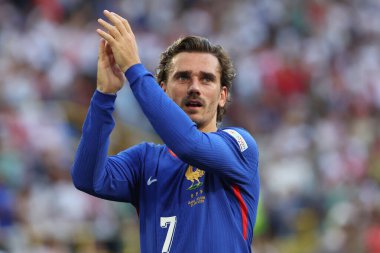 Dortmund, Almanya 25.06.2024: Fransız oyuncular, Fransız Antoine Griezmann, UEFA EURO 2024 Matchday 3 'ün sonunda taraftarlarını karşıladı, Fransa ile Polonya arasındaki D aşaması futbol maçı BVB Stadion Dortmund' da.