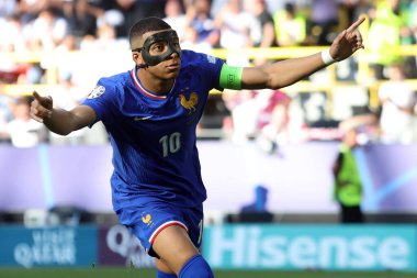 Dortmund, Almanya 25.06.2024: Fransız Kylian Mbappe penaltı golünü 1-1 attı ve UEFA EURO 2024 Matchday 3, Fransa ile Polonya arasındaki D aşaması futbol maçı BVB Stadion Dortmund 'da kutladı..