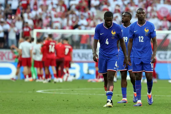 Dortmund, Almanya 25.06.2024: Fransız oyuncular UEFA EURO 2024 maçının sonunda taraftarlarını karşılıyor, Fransa ile Polonya arasındaki D aşaması futbol maçı BVB Stadion Dortmund 'da.