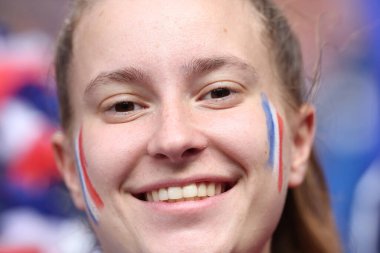 Münih, Almanya 09.07.2024: Fransız taraftarların renkleri UEFA EURO 2024 yarı finalleri öncesinde, İspanya ile Fransa arasında Münih Futbol Arena 'da oynanan futbol karşılaşması