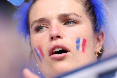 Münih, Almanya 09.07.2024: Fransız taraftarların renkleri UEFA EURO 2024 yarı finalleri öncesinde, İspanya ile Fransa arasında Münih Futbol Arena 'da oynanan futbol karşılaşması