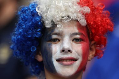 Münih, Almanya 09.07.2024: Fransız taraftarların renkleri UEFA EURO 2024 yarı finalleri öncesinde, İspanya ile Fransa arasında Münih Futbol Arena 'da oynanan futbol karşılaşması