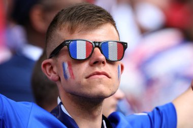 Münih, Almanya 09.07.2024: Fransız taraftarların renkleri UEFA EURO 2024 yarı finalleri öncesinde, İspanya ile Fransa arasında Münih Futbol Arena 'da oynanan futbol karşılaşması