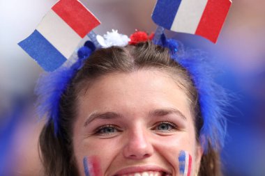 Münih, Almanya 09.07.2024: Fransız taraftarların renkleri UEFA EURO 2024 yarı finalleri öncesinde, İspanya ile Fransa arasında Münih Futbol Arena 'da oynanan futbol karşılaşması