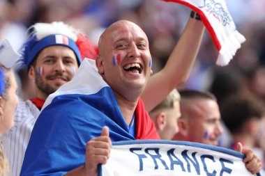 Münih, Almanya 09.07.2024: Fransız taraftarların renkleri UEFA EURO 2024 yarı finalleri öncesinde, İspanya ile Fransa arasında Münih Futbol Arena 'da oynanan futbol karşılaşması