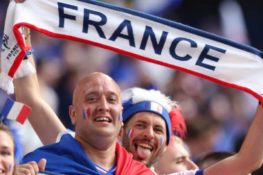 Münih, Almanya 09.07.2024: Fransız taraftarların renkleri UEFA EURO 2024 yarı finalleri öncesinde, İspanya ile Fransa arasında Münih Futbol Arena 'da oynanan futbol karşılaşması