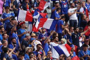 Münih, Almanya 09.07.2024: Fransız taraftarların renkleri UEFA EURO 2024 yarı finalleri öncesinde, İspanya ile Fransa arasında Münih Futbol Arena 'da oynanan futbol karşılaşması
