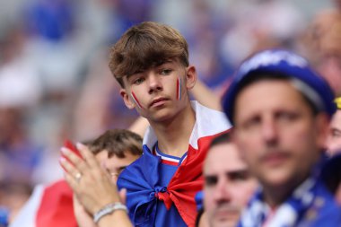 Münih, Almanya 09.07.2024: Fransız taraftarların renkleri UEFA EURO 2024 yarı finalleri öncesinde, İspanya ile Fransa arasında Münih Futbol Arena 'da oynanan futbol karşılaşması