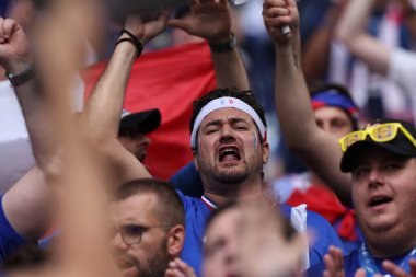 Münih, Almanya 09.07.2024: Fransız taraftarların renkleri UEFA EURO 2024 yarı finalleri öncesinde, İspanya ile Fransa arasında Münih Futbol Arena 'da oynanan futbol karşılaşması