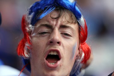 Münih, Almanya 09.07.2024: Fransız taraftarların renkleri UEFA EURO 2024 yarı finalleri öncesinde, İspanya ile Fransa arasında Münih Futbol Arena 'da oynanan futbol karşılaşması