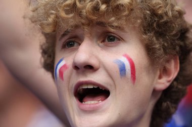 Münih, Almanya 09.07.2024: Fransız taraftarların renkleri UEFA EURO 2024 yarı finalleri öncesinde, İspanya ile Fransa arasında Münih Futbol Arena 'da oynanan futbol karşılaşması