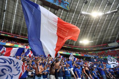 Münih, Almanya 09.07.2024: Fransız taraftarların renkleri UEFA EURO 2024 yarı finalleri öncesinde, İspanya ile Fransa arasında Münih Futbol Arena 'da oynanan futbol karşılaşması