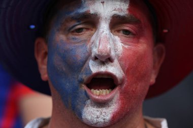 Münih, Almanya 09.07.2024: Fransız taraftarların renkleri UEFA EURO 2024 yarı finalleri öncesinde, İspanya ile Fransa arasında Münih Futbol Arena 'da oynanan futbol karşılaşması