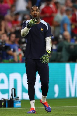 Münih, Almanya 09.07.2024: Fransa 'dan Mike Maignan UEFA EURO 2024 yarı finalinden önce ısınma turunda, İspanya ile Fransa arasında Münih' teki Allianz Arena maçında oynanan futbol karşılaşması