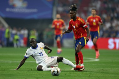 Münih, Almanya 09.07.2024: İspanya 'dan Nico Williams, UEFA EURO 2024 yarı finalleri sırasında Fransa' dan N 'Golo Kante, Münih' teki Allianz Arena 'da İspanya ile Fransa arasında oynanan futbol maçı