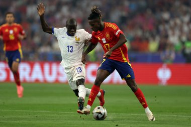 Münih, Almanya 09.07.2024: İspanya 'dan Nico Williams, UEFA EURO 2024 yarı finalleri sırasında Fransa' dan N 'Golo Kante, Münih' teki Allianz Arena 'da İspanya ile Fransa arasında oynanan futbol maçı