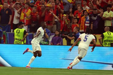 Münih, Almanya 09.07.2024: Fransız Randal Kolo Muani golü 1-0 attı ve UEFA 2024 yarı finalinde takım arkadaşlarıyla birlikte Münih Futbol Ligi 'nde İspanya ile Fransa arasında oynanan futbol karşılaşmasını kutladı.