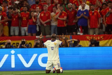 Münih, Almanya 09.07.2024: Fransız Randal Kolo Muani golü 1-0 attı ve UEFA 2024 yarı finalinde takım arkadaşlarıyla birlikte Münih Futbol Ligi 'nde İspanya ile Fransa arasında oynanan futbol karşılaşmasını kutladı.