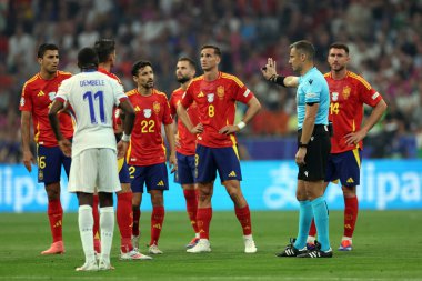 Münih, Almanya 09.07.2024: UEFA EURO 2024 yarı final maçında hakem kontrolü golü, İspanya ile Fransa arasında Münih Futbol Federasyonu Allianz Arena maçında oynanan futbol maçı