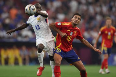 Münih, Almanya 09.07.2024: Fransa 'dan N' Golo Kante, UEFA EURO 2024 yarı finalleri sırasında İspanya 'dan Rodri, Fransa' dan Fransa 'ya karşı Münih' teki Allianz Arena futbol karşılaşması