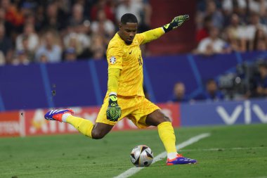 Münih, Almanya 09.07.2024: UEFA EURO 2024 yarı finalinde Fransız Mike Maignan, Münih Futbol Federasyonu Allianz Arena 'da İspanya ile Fransa arasında oynanan futbol karşılaşması