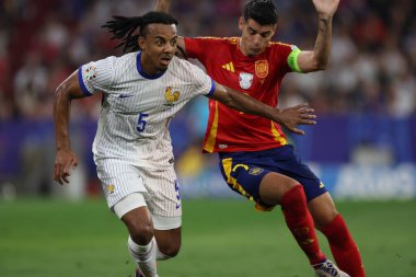 Münih, Almanya 09.07.2024: Fransa 'dan Jules Kounde, İspanya' dan Alvaro Morata UEFA EURO 2024 yarı finallerinde, İspanya ile Fransa arasında Münih 'teki Allianz Arena maçında oynanan futbol maçı
