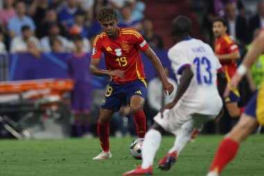 Münih, Almanya 09.07.2024: İspanya 'dan Lamine Yamal 1-1 gol attı ve UEFA 2024 yarı finallerinde takım arkadaşlarıyla birlikte Münih Futbol Ligi' nde İspanya ile Fransa arasında oynanan futbol karşılaşmasını kutladı.