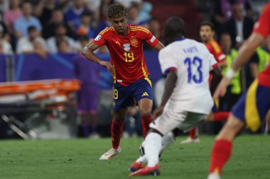 Münih, Almanya 09.07.2024: İspanya 'dan Lamine Yamal 1-1 gol attı ve UEFA 2024 yarı finallerinde takım arkadaşlarıyla birlikte Münih Futbol Ligi' nde İspanya ile Fransa arasında oynanan futbol karşılaşmasını kutladı.