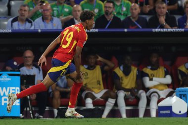 Münih, Almanya 09.07.2024: İspanya 'dan Lamine Yamal 1-1 gol attı ve UEFA 2024 yarı finallerinde takım arkadaşlarıyla birlikte Münih Futbol Ligi' nde İspanya ile Fransa arasında oynanan futbol karşılaşmasını kutladı.