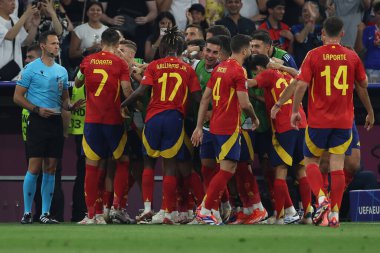 Münih, Almanya 09.07.2024: İspanya 'dan Lamine Yamal 1-1 gol attı ve UEFA 2024 yarı finallerinde takım arkadaşlarıyla birlikte Münih Futbol Ligi' nde İspanya ile Fransa arasında oynanan futbol karşılaşmasını kutladı.