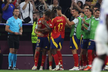Münih, Almanya 09.07.2024: İspanya 'dan Lamine Yamal 1-1 gol attı ve UEFA 2024 yarı finallerinde takım arkadaşlarıyla birlikte Münih Futbol Ligi' nde İspanya ile Fransa arasında oynanan futbol karşılaşmasını kutladı.