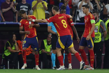 Münih, Almanya 09.07.2024: İspanya 'dan Lamine Yamal 1-1 gol attı ve UEFA 2024 yarı finallerinde takım arkadaşlarıyla birlikte Münih Futbol Ligi' nde İspanya ile Fransa arasında oynanan futbol karşılaşmasını kutladı.