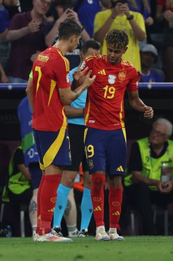 Münih, Almanya 09.07.2024: İspanya 'dan Lamine Yamal 1-1 gol attı ve UEFA 2024 yarı finallerinde takım arkadaşlarıyla birlikte Münih Futbol Ligi' nde İspanya ile Fransa arasında oynanan futbol karşılaşmasını kutladı.