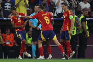 Münih, Almanya 09.07.2024: İspanya 'dan Lamine Yamal 1-1 gol attı ve UEFA 2024 yarı finallerinde takım arkadaşlarıyla birlikte Münih Futbol Ligi' nde İspanya ile Fransa arasında oynanan futbol karşılaşmasını kutladı.