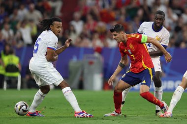 Münih, Almanya 09.07.2024: Fransa 'dan Jules Kounde, İspanya' dan Alvaro Morata UEFA EURO 2024 yarı finallerinde, İspanya ile Fransa arasında Münih 'teki Allianz Arena maçında oynanan futbol maçı