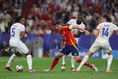 Münih, Almanya 09.07.2024: Fransa 'dan Jules Kounde, İspanya' dan Alvaro Morata UEFA EURO 2024 yarı finallerinde, İspanya ile Fransa arasında Münih 'teki Allianz Arena maçında oynanan futbol maçı