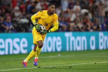Münih, Almanya 09.07.2024: UEFA EURO 2024 yarı finalinde Fransız Mike Maignan, Münih Futbol Federasyonu Allianz Arena 'da İspanya ile Fransa arasında oynanan futbol karşılaşması