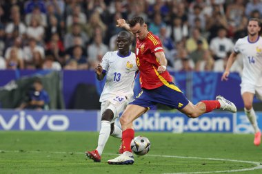 Münih, Almanya 09.07.2024: Fransa 'dan N' Golo Kante, İspanya 'dan Fabian Ruiz UEFA EURO 2024 yarı finallerinde, İspanya ile Fransa arasındaki futbol maçı Allianz Arena' da oynandı.