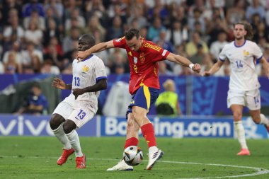 Münih, Almanya 09.07.2024: Fransa 'dan N' Golo Kante, İspanya 'dan Fabian Ruiz UEFA EURO 2024 yarı finallerinde, İspanya ile Fransa arasındaki futbol maçı Allianz Arena' da oynandı.