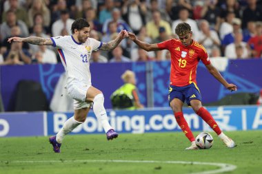 Münih, Almanya 09.07.2024: İspanya 'dan Lamine Yamal, Fransa' dan Theo Hernandez UEFA EURO 2024 yarı finallerinde, İspanya ile Fransa arasında Münih 'teki Allianz Arena maçında oynanan futbol maçı