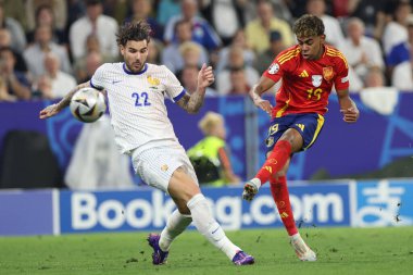 Münih, Almanya 09.07.2024: İspanya 'dan Lamine Yamal, Fransa' dan Theo Hernandez UEFA EURO 2024 yarı finallerinde, İspanya ile Fransa arasında Münih 'teki Allianz Arena maçında oynanan futbol maçı