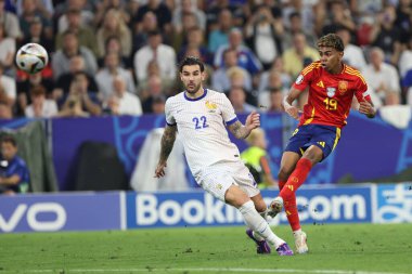 Münih, Almanya 09.07.2024: İspanya 'dan Lamine Yamal, Fransa' dan Theo Hernandez UEFA EURO 2024 yarı finallerinde, İspanya ile Fransa arasında Münih 'teki Allianz Arena maçında oynanan futbol maçı