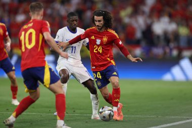 Münih, Almanya 09.07.2024: Fransız Ousmane Dembele, UEFA EURO 2024 yarı finalleri sırasında İspanyol Marc Cucurella, Münih 'teki Allianz Arena' da İspanya ile Fransa arasında oynanan futbol maçı