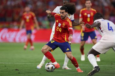 Münih, Almanya 09.07.2024: Fransız Ousmane Dembele, UEFA EURO 2024 yarı finalleri sırasında İspanyol Marc Cucurella, Münih 'teki Allianz Arena' da İspanya ile Fransa arasında oynanan futbol maçı