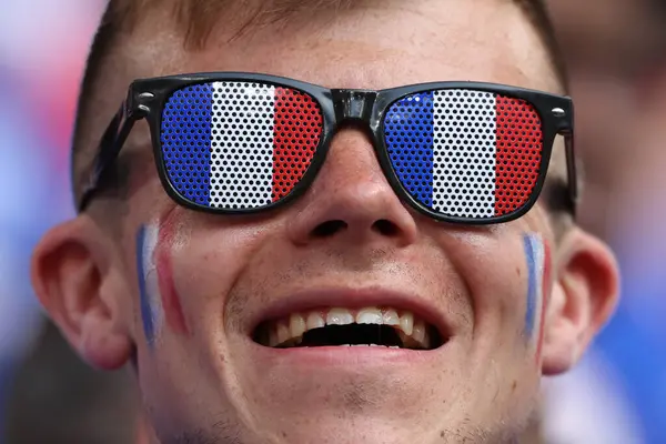 Münih, Almanya 09.07.2024: Fransız taraftarların renkleri UEFA EURO 2024 yarı finalleri öncesinde, İspanya ile Fransa arasında Münih Futbol Arena 'da oynanan futbol karşılaşması