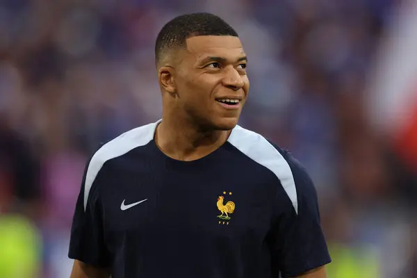 Münih, Almanya 09.07.2024: UEFA EURO 2024 yarı finali öncesinde Fransa 'nın Kylian Mbappe maçı Münih' teki Allianz Arena 'da oynanacak.
